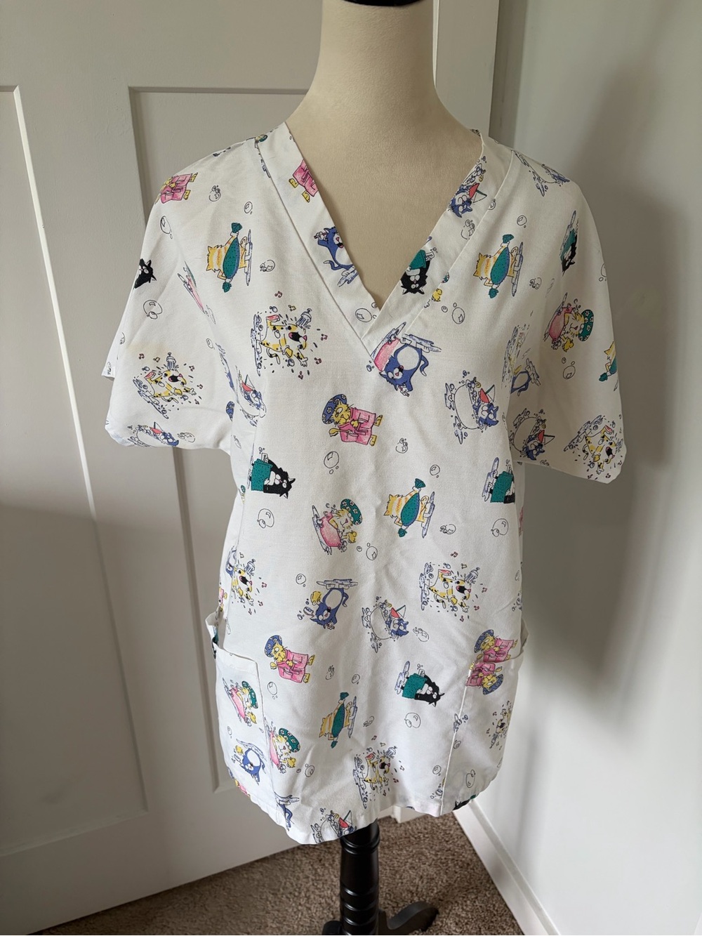 Women’s Vintage White Cat Cartoon-Print V-Neck Scrub Top - Multicolor